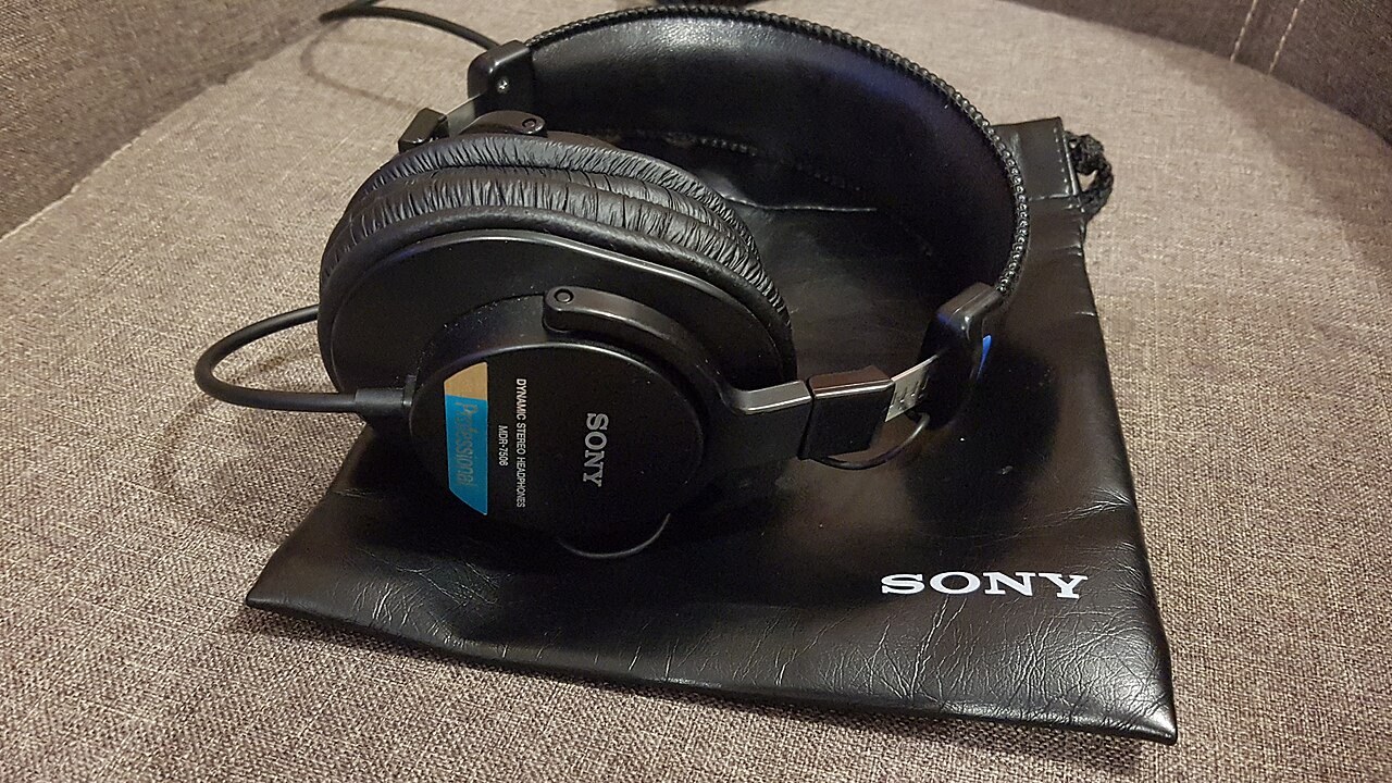 Over-ear headphones for music streaming