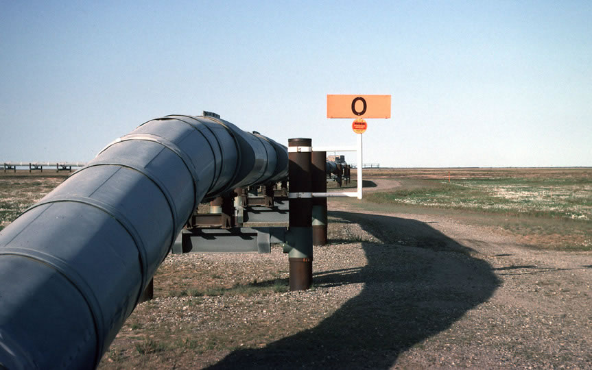 Above-ground section of an oil pipeline (Trans-Alaska Pipeline)