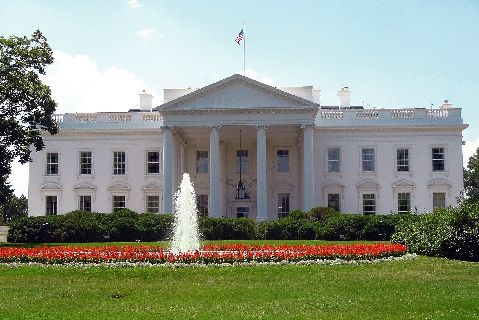 White House exterior — press-access context