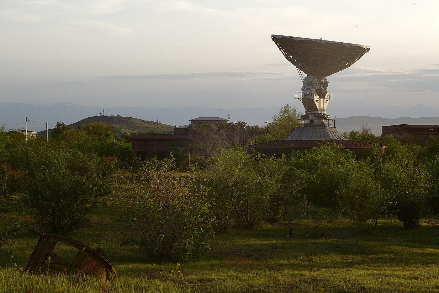 Starlink internet satellite dish terminal