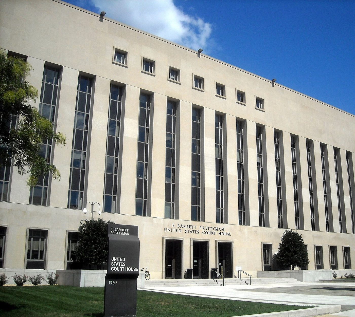 Federal courthouse columns in Washington, D.C.