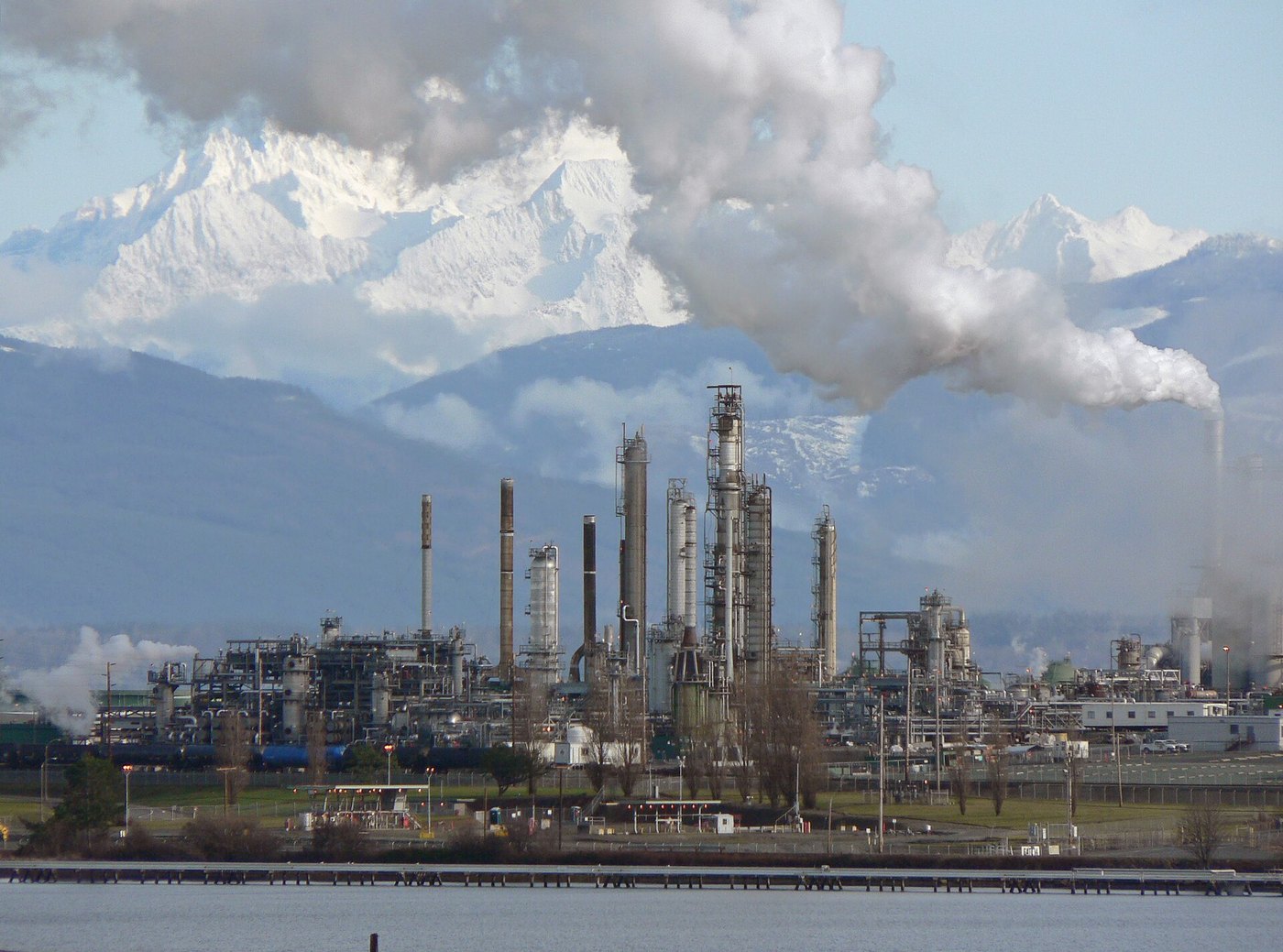 Oil refinery complex beside the water