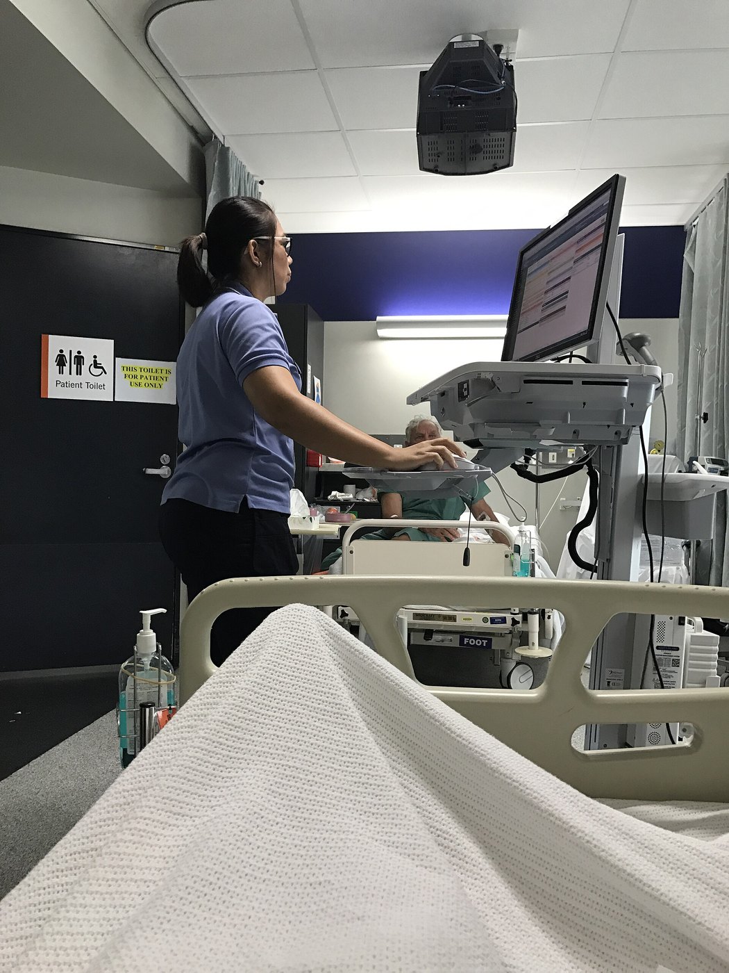 Hospital nurse with a mobile computer workstation