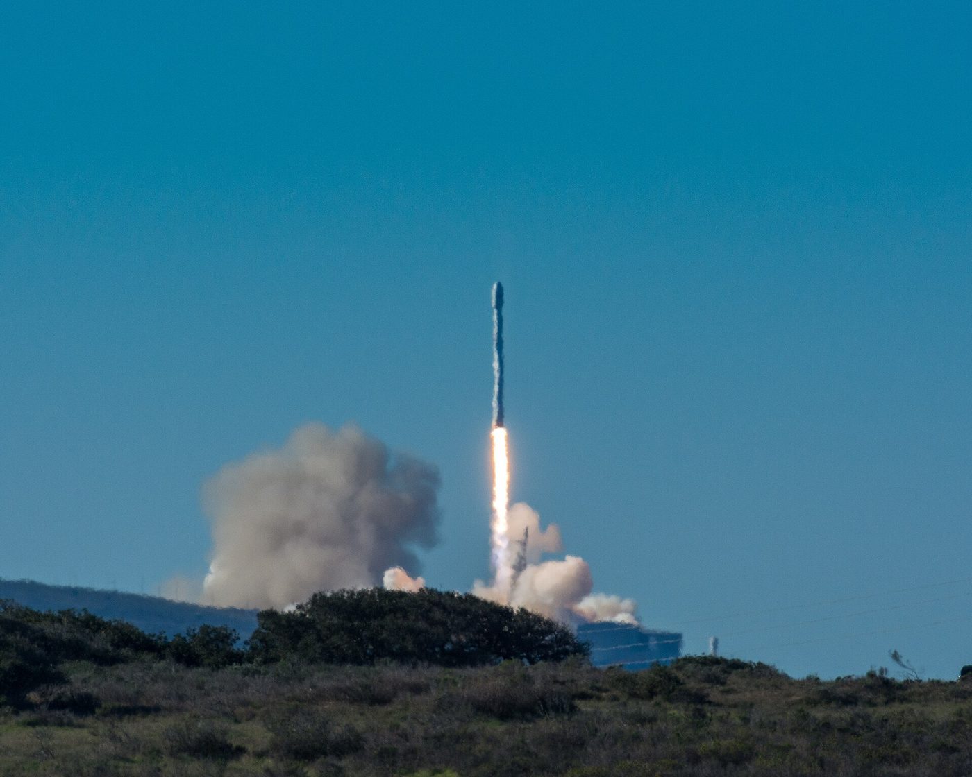 An earlier Falcon 9 launch from Vandenberg's SLC-4E pad, seen from a public viewing area
