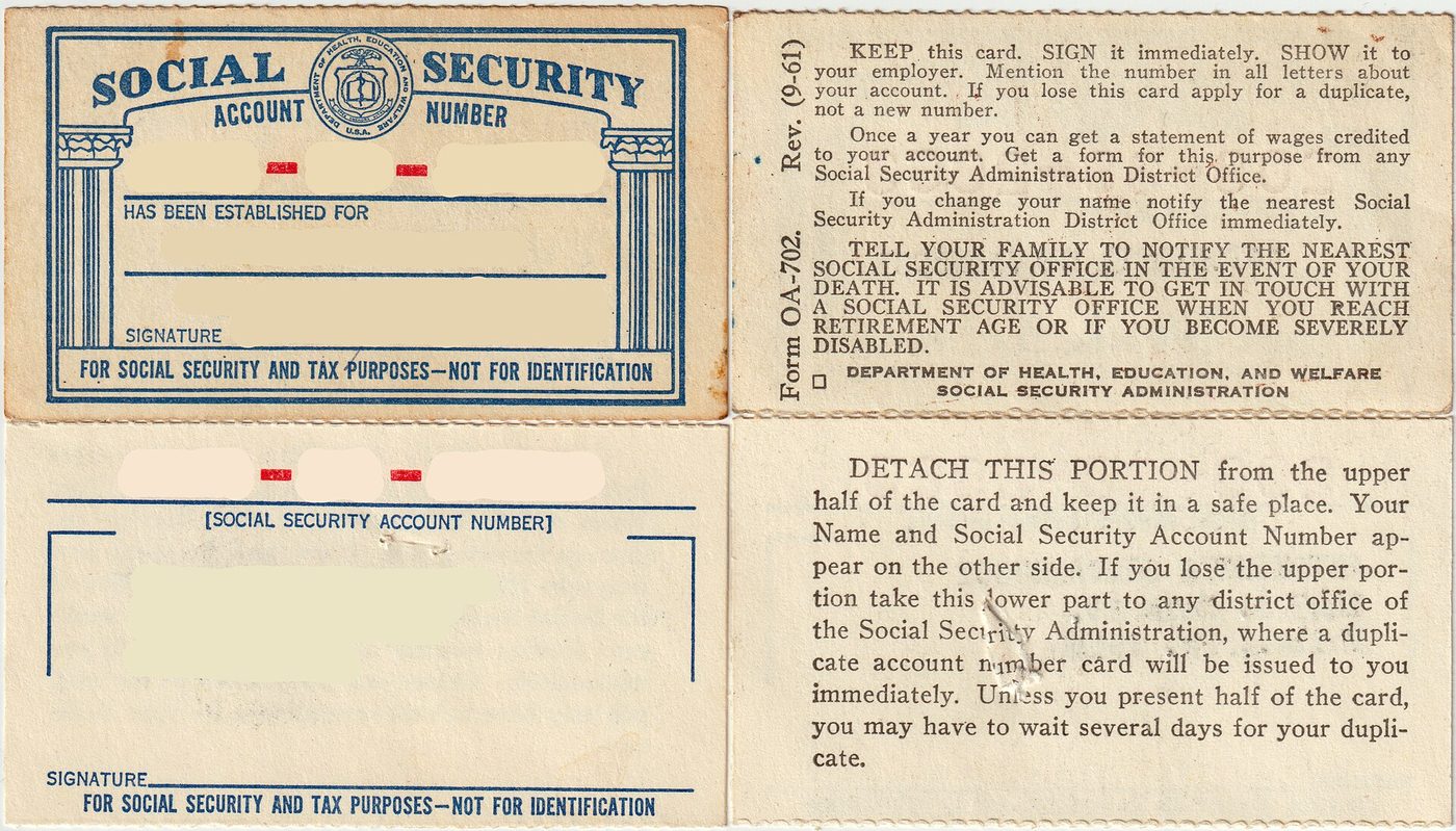 Front and back of a U.S. Social Security card