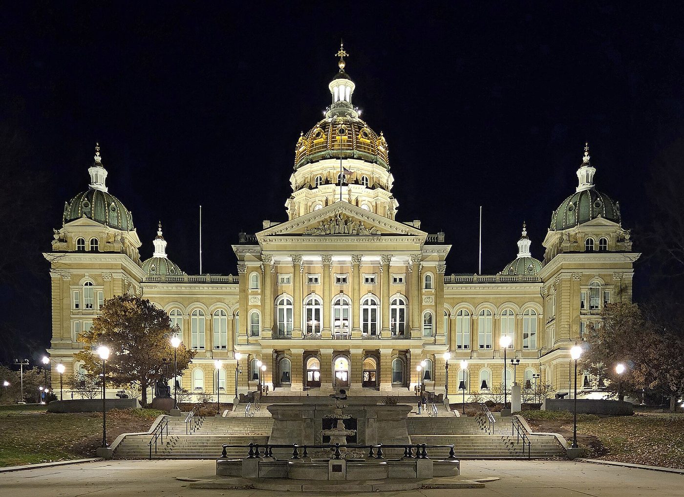 The Iowa State Capitol in Des Moines at night