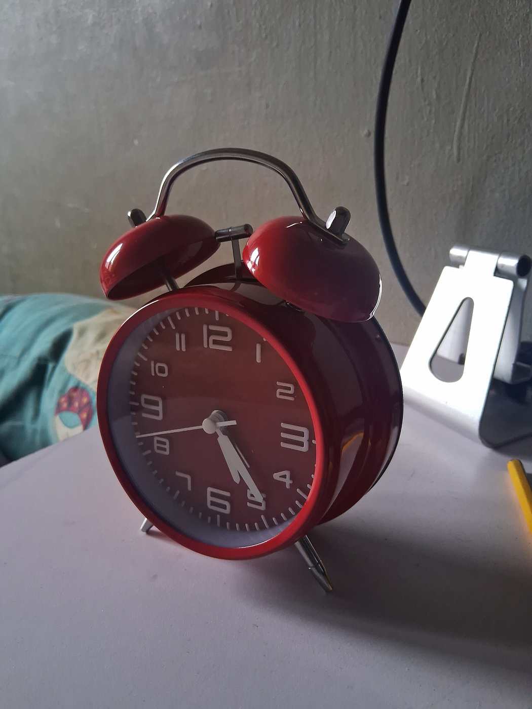 Analog clock on a bedroom desk