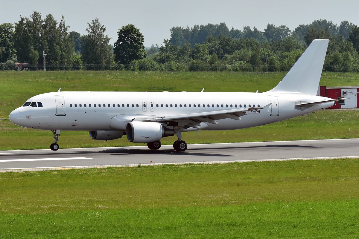 An Airbus A320 in Avolon livery