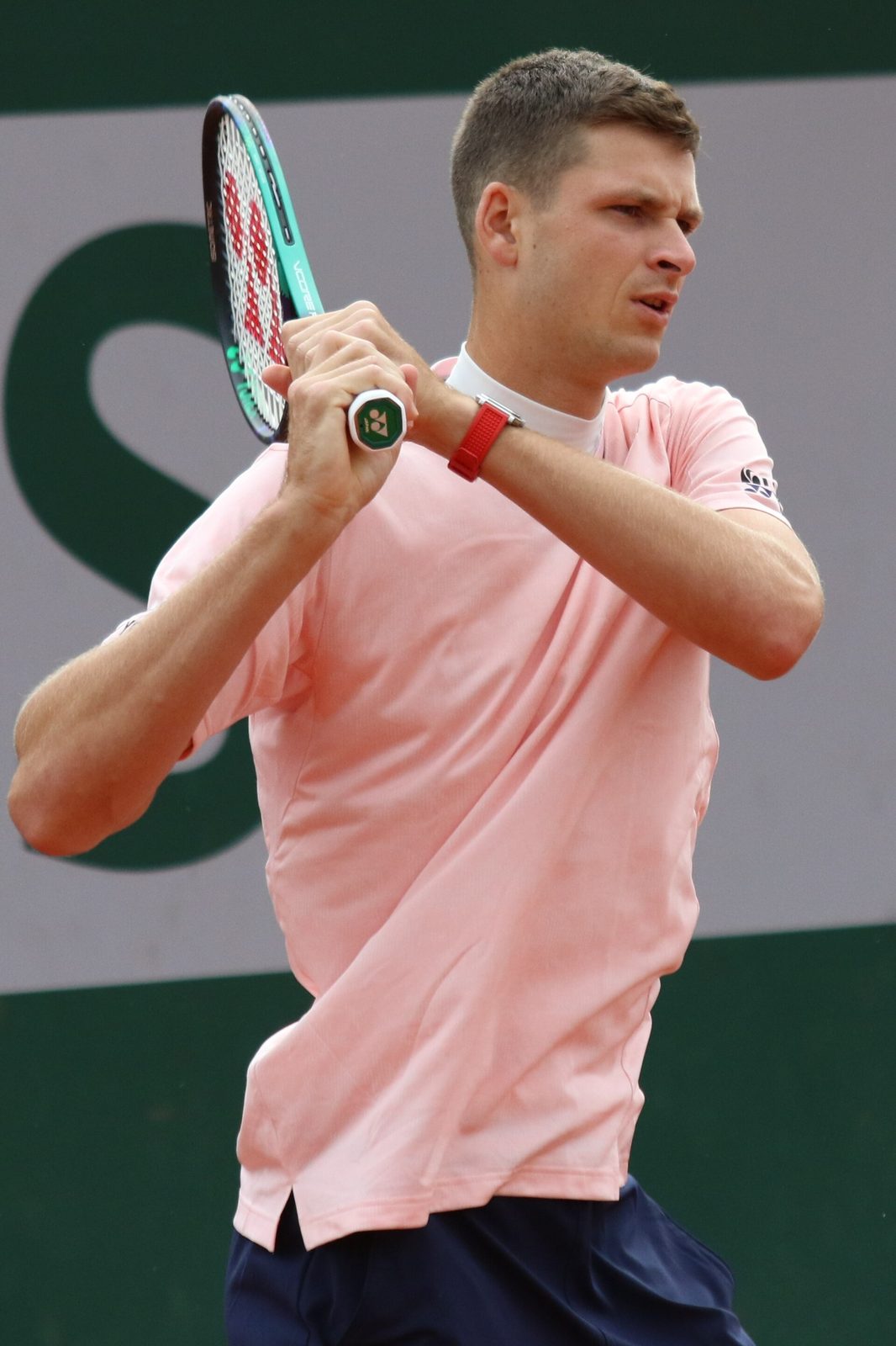 Hubert Hurkacz playing at the 2022 French Open