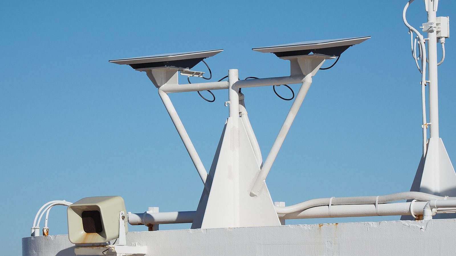 Flat-panel Starlink satellite dishes mounted on a mast