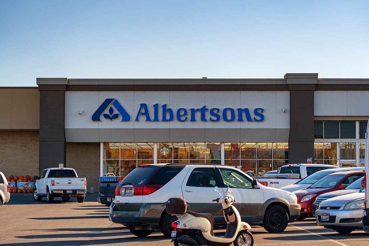 The front of an Albertsons grocery store