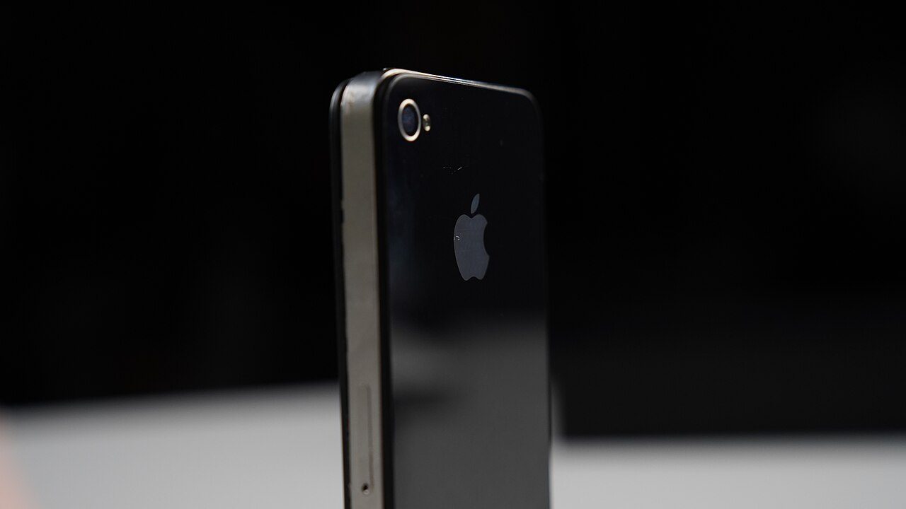 A black iPhone 4S