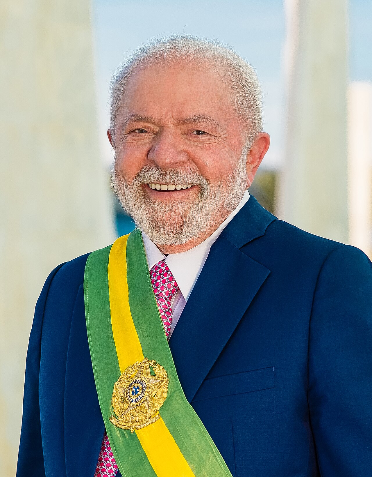 Brazilian President Luiz Inácio Lula da Silva, smiling and wearing the green and yellow presidential sash, in his official portrait