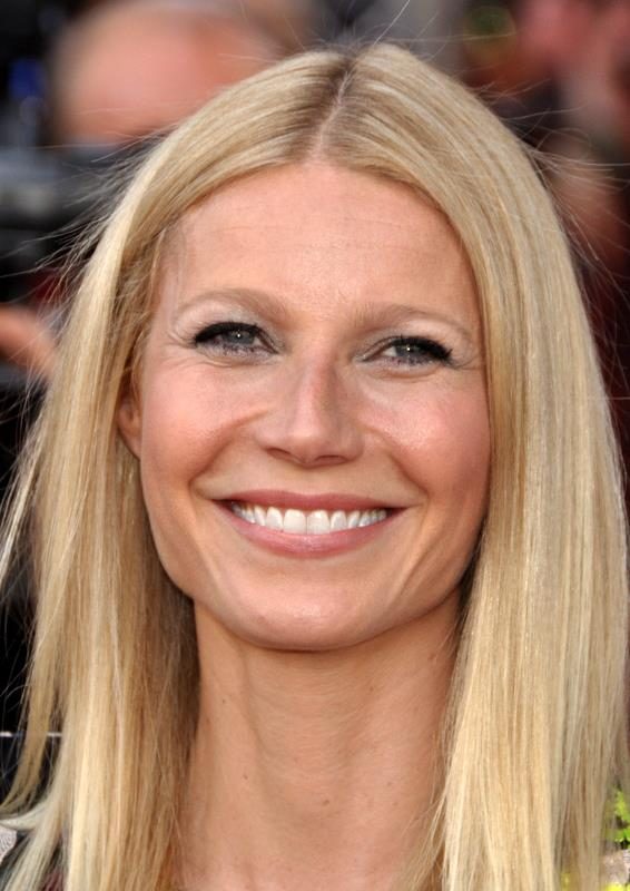 Actress Gwyneth Paltrow smiling at a film premiere in Paris