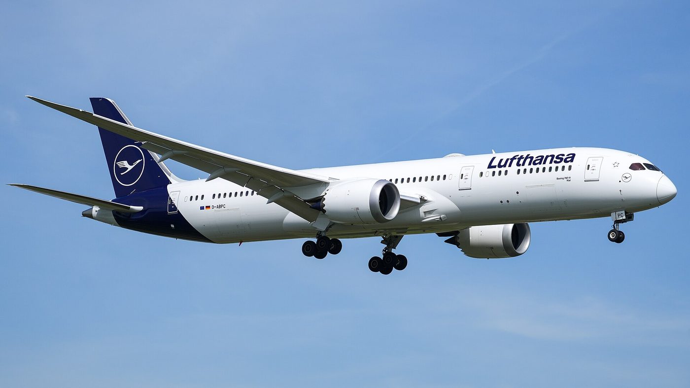 A Lufthansa Boeing 787-9 Dreamliner landing at Frankfurt Airport