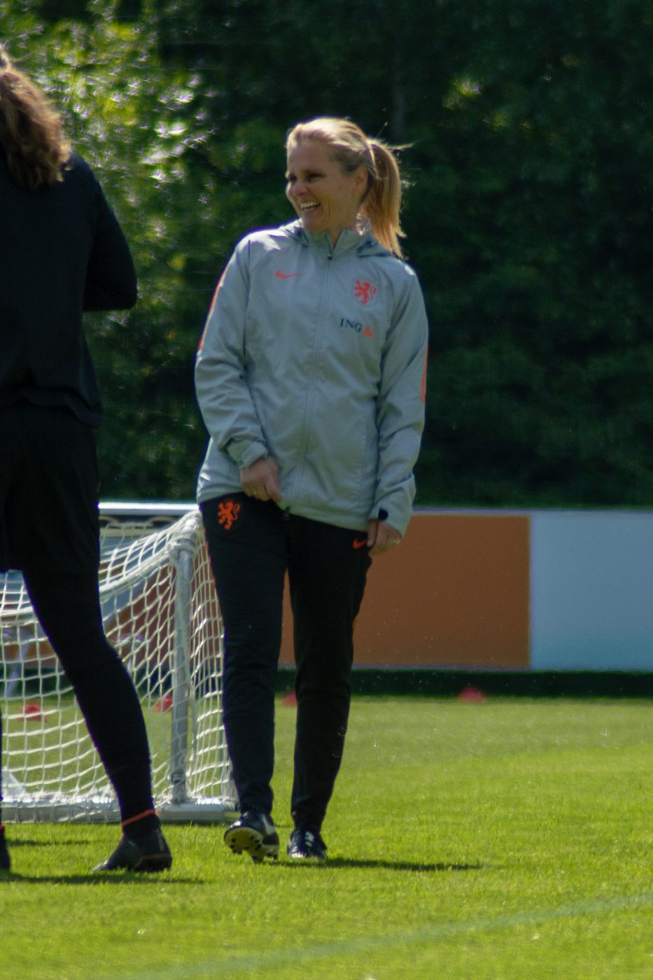 Sarina Wiegman at a training session