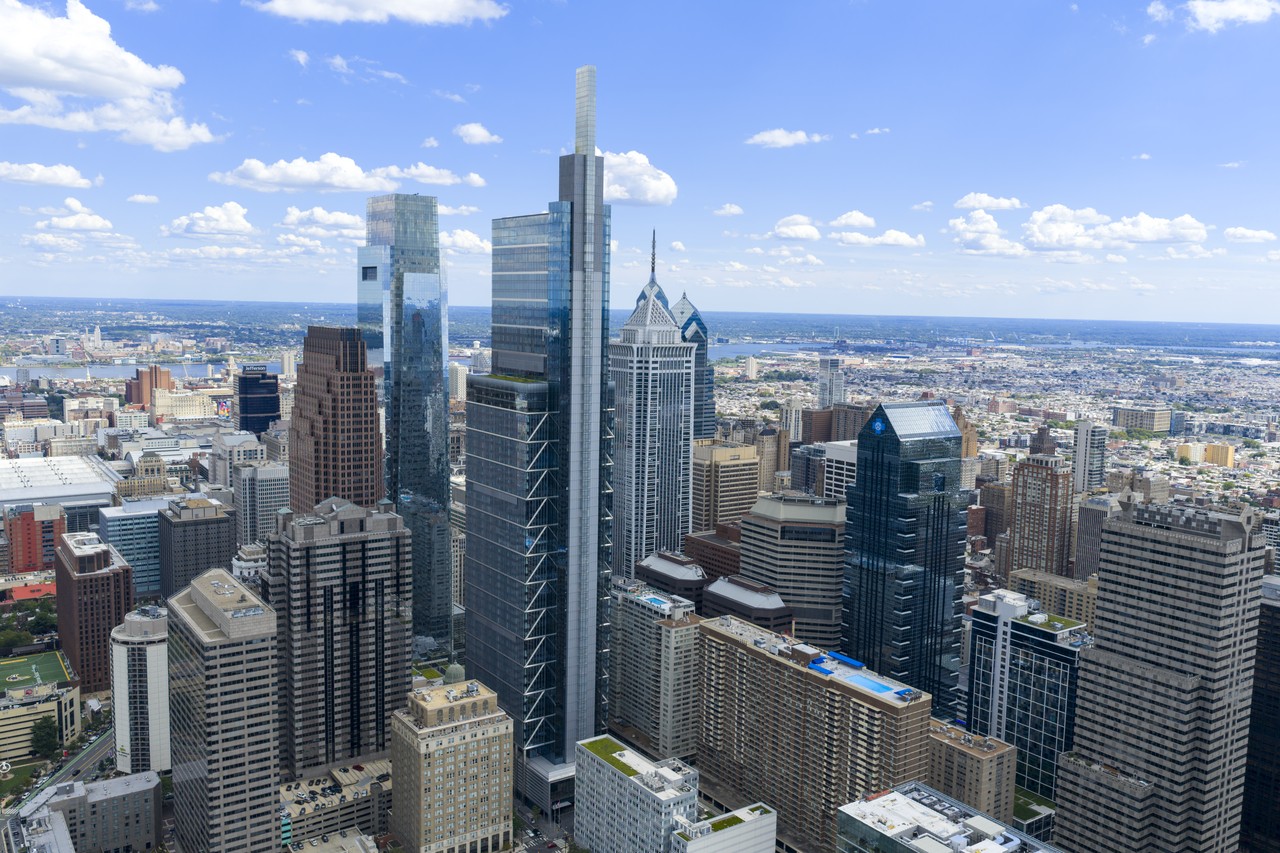 The tall glass Comcast Center tower in Philadelphia