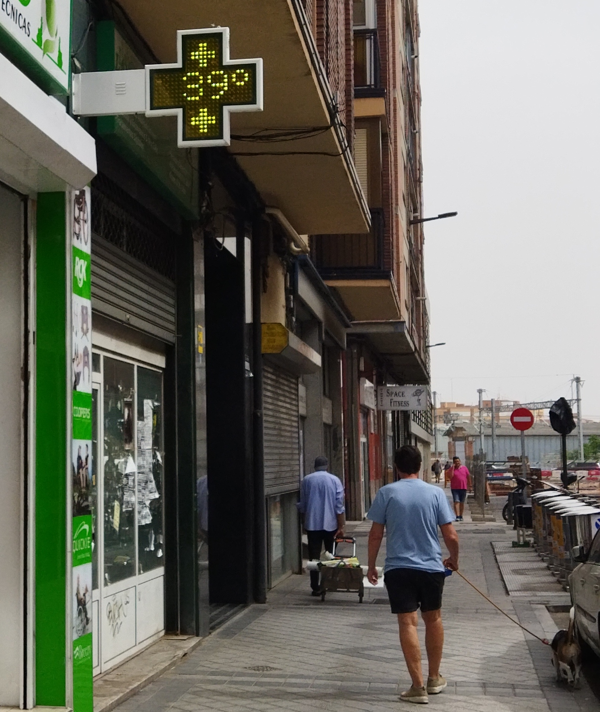 A street thermometer in Valladolid, Spain, showing 39 degrees Celsius