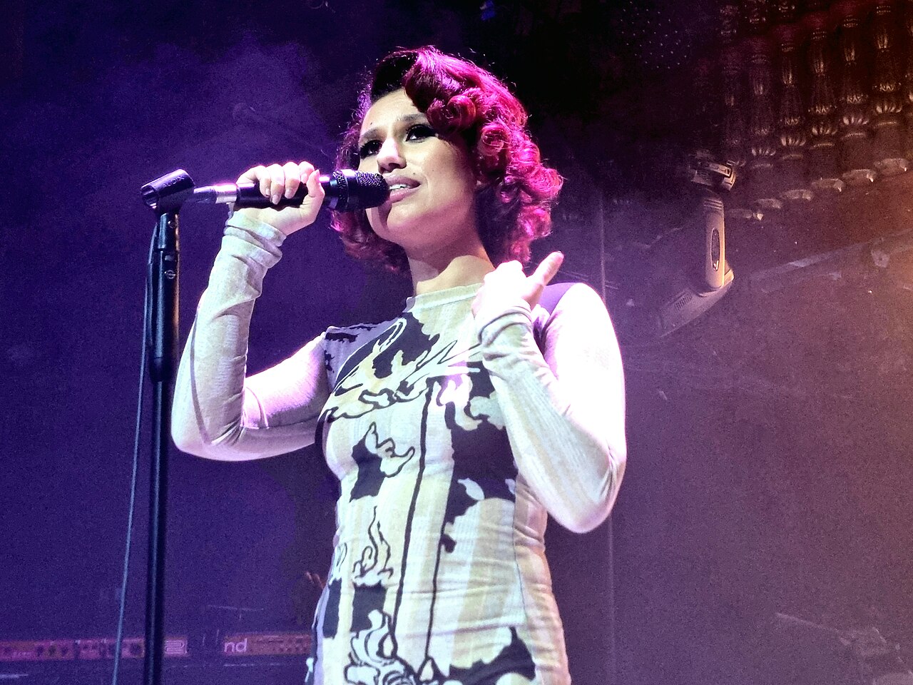 Raye singing on stage