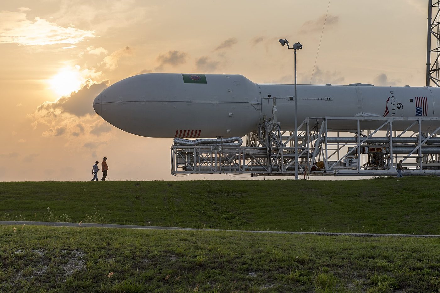 SpaceX Falcon 9 rocket rolling out to Cape Canaveral SLC-40