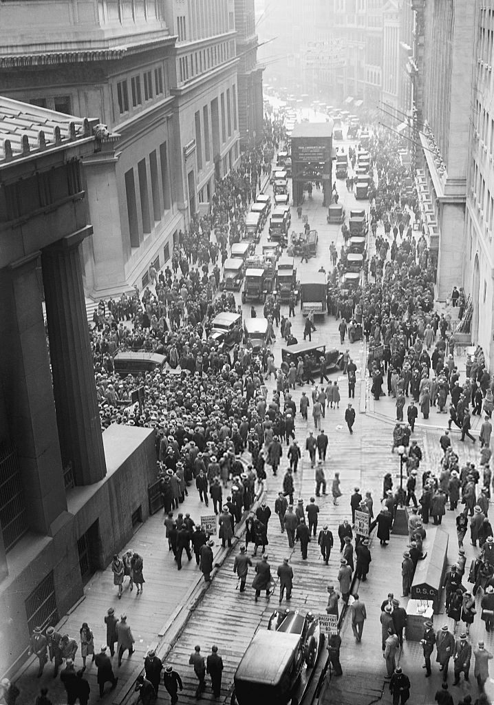 Crowd outside the New York Stock Exchange in 1929